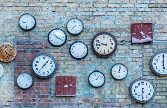 8 Best Apps for Team Management in 2020 Image of clocks for the Clockify team management app.