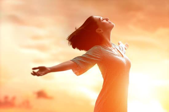 How to Lead Through a Crisis! 10 Effective Tips Image of woman embracing the sun representing staying positive during a crisis representing good crisis management.
