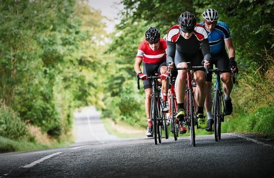 Bicyclists racing representing Pacesetter Leadership Style