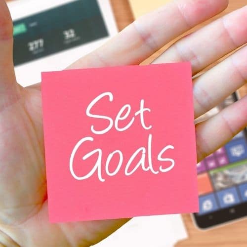 Image of a sticky note saying set goals. Goals will improve your multitasking skills.
