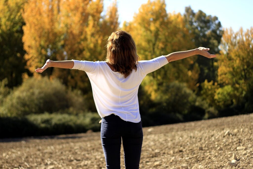 Expectancy Theory of Motivation: Complete Guide woman, field, happiness